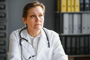 retrato de mujer médico en hospital foto