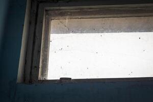 Disparo de el antiguo de madera ventana en el Soviético era corredor en el edificio. concepto foto