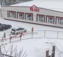 minsk, bielorrusia - 15.01.2024 - Disparo de el hombre caminando al aire libre solamente en Zapatos y pantalones cortos durante invierno tiempo. aptitud foto