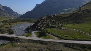 fuco Visualizza di il dargava necropoli, il città di il morto su il versante di montagna. il midagrabindon fiume flussi attraverso il valle video