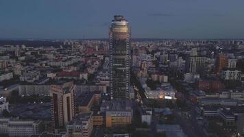 avond antenne visie Jekaterinenburg centrum metropolis. metropolis Jekaterinenburg mengsel van wolkenkrabbers ural erfgoed metropolis stedelijk architectuur stadsgezicht sparkles vastleggen essence van Rusland. video