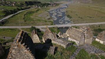 con vista a aéreo ciudad de muerto dargavs norte Osetia ciudad de muerto ventana dentro antiguo historia. ciudad de muerto arqueológico maravilla dónde cada ruina dice historia legado grabado en tiempo. video