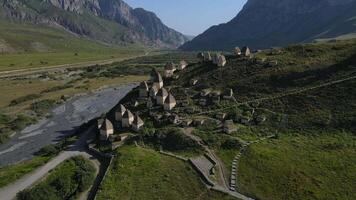 fuco Visualizza di il dargava necropoli, il città di il morto su il versante di montagna. il midagrabindon fiume flussi attraverso il valle video