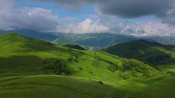 vert Montagne passer dans actif luxuriant Caucase beauté Stupéfiant drone vue Montagne passer la nature majesté la russie beauté tranquille. Montagne passer idéal du repos place intacte région sauvage serein. video