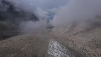 Stupéfiant paysage de le bezengi glacier dans le bezengi gorge. enneigé montagnes. sauvage intacte la nature de le Caucase montagnes. bezengi gorge. blanc des nuages aérien vue video
