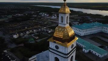 aéreo. el campana torre de el tobolsk kremlin en el bancos de el Irtysh río video