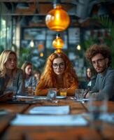 ai generado equipo edificio Talleres de trabajo gente. un diverso grupo de individuos sentado a un mesa en un restaurante, disfrutando un delicioso comida y atractivo en conversación. foto