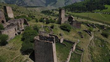 ett gammal lösning i ingushetia, de utföringsform av historia och arkitektur och en levande museum omgiven förbi berg. egikhal. ryssland video