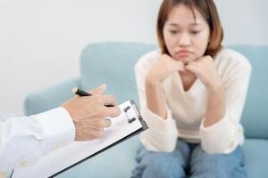 mujer con problemas de salud mental está consultando. el psiquiatra está registrando la condición del paciente para el tratamiento. aliento, problema de amor y familia, bipolar, paciente de depresión, proteger el suicidio foto