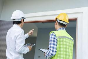 inspector ingeniero y propietario proyecto es inspeccionando construcción y calidad garantía nuevo casa. ingenieros o arquitectos o contactor trabajo a construir el casa antes de entrega eso terminado a el dueño de casa foto