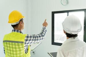 inspector ingeniero y propietario proyecto es inspeccionando construcción y calidad garantía nuevo casa. ingenieros o arquitectos o contactor trabajo a construir el casa antes de entrega eso terminado a el dueño de casa foto