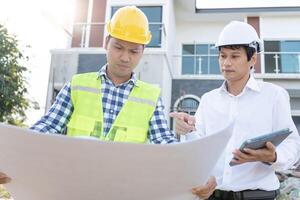 inspector ingeniero y propietario proyecto es inspeccionando construcción y calidad garantía nuevo casa. ingenieros o arquitectos o contactor trabajo a construir el casa antes de entrega eso terminado a el dueño de casa foto