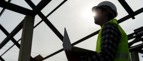 inspector o ingeniero es inspeccionando construcción y calidad garantía nuevo casa utilizando computadora. ingenieros o arquitectos o contactor trabajo a construir el casa antes de entrega eso terminado a el dueño de casa foto