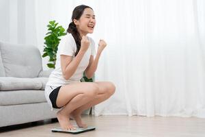 asiático mujer contento resultados de dieta. hermosa forma. hembra tener un reducido cintura Talla después debajo yendo un peso pérdida corso lata no vestir vaquero debido a peso pérdida. balance, control, rutinas, ejercicio. foto