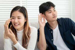 doble tener una cita, engañar en alguien, a tener un arrojar, poco en el lado , cometer adulterio ,poligamia, marido estaba teniendo un amorío. familia problema, infidelidad, divorcio y separado, social problema foto