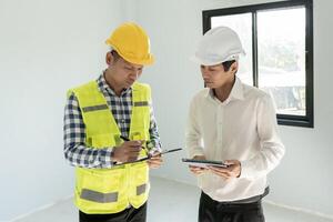 inspector ingeniero y propietario proyecto es inspeccionando construcción y calidad garantía nuevo casa. ingenieros o arquitectos o contactor trabajo a construir el casa antes de entrega eso terminado a el dueño de casa foto