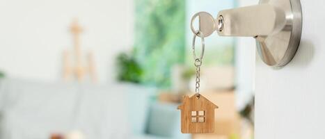 Moviente casa, reubicación el llave estaba insertado dentro el puerta de el nuevo casa, dentro el habitación estaba un cartulina caja conteniendo personal pertenencias y mueble. moverse en el departamento, bandera foto