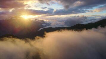 Montagne passer actoprack le coucher du soleil Russie Naturel majesté aérien voir. Montagne passer au milieu de Caucase des nuages Stupéfiant vue Montagne passer intacte sauvage beauté serein battre en retraite parfait solitude. video