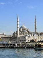 17 de abril 2023 - Estanbul, Turquía - paisaje urbano y azul mezquita foto