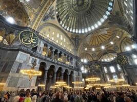 17 de abril 2023 - Estanbul, Turquía - interior decoración de hagia Sofía, hermosa candelabros, frescos y turistas foto