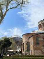 17 de abril 2023 - Estanbul, Turquía - hagia Irene Iglesia y hagia Sofía en Estanbul en un primavera día foto