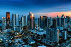 aéreo ver de Miami ciudad a noche desde edificio cima. capturar el maravilloso aéreo Noche panorama de Miami ciudad, EE.UU, desde el parte superior de un edificio. foto