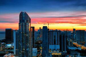 aéreo ver de Miami ciudad a puesta de sol desde edificio cima. cautivador puesta de sol ver de Miami paisaje urbano, capturado desde el parte superior de un edificio. foto