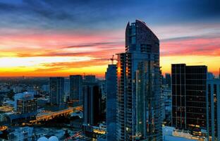 un asombroso aéreo ver de miami paisaje urbano a puesta de sol desde un edificios techo foto