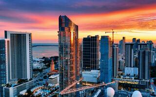 aéreo ver de Miami ciudad a puesta de sol con alto edificios capturar el asombroso belleza de un Miami paisaje urbano a atardecer, exhibiendo imponente edificios en contra un maravilloso cielo. foto