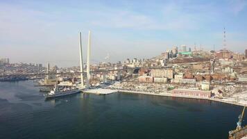 aéreo ver de el dorado puente en Vladivostok y terraplén en invierno video