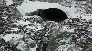 Antenne. ein Höhle im ein Gletscher abgestaubt mit Schnee. video