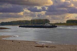 carga Embarcacion durante río transporte en rin río, Alemania foto