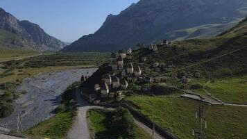 dar visie van de Dargava necropolis, de stad van de dood Aan de berghelling. de midagrabindon rivier- stromen door de vallei video