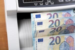 europeo dinero en un contando máquina foto