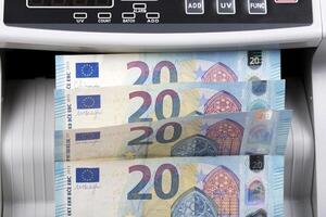 europeo dinero en un contando máquina foto