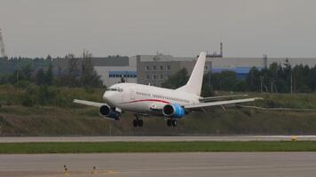 Moscou, russe fédération - juillet 29, 2021. tir, Boeing 737, ek73736 de air Dilidjans en arrivant, freinage après atterrissage à sheremetievo, côté voir. spoilers en haut. air Dilidjans est un arménien Compagnie aérienne video