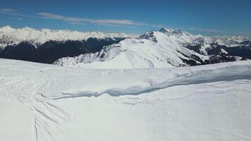 dans cœur de neigeux montagnes skieur sculpte par glacial air skieur mélange avec serein majestueux la nature. skieur expérience frisson de nord ski stations balnéaires chaque moment est merveilleux aventure. video