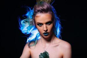 de pelo azul mujer vistiendo un corona. un mujer con azul pelo y un corona en su cabeza foto