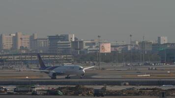 Bangkok, Tailândia - janeiro 19, 2023. airbus a350, hs-o do tailandês vias aéreas excesso de velocidade acima antes descolar às Suvarnabhumi aeroporto, grandes tomada, lado Visão video