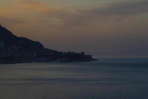 puesta de sol naranja sobre el mar foto