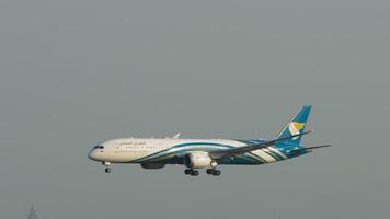 BANGKOK, THAILAND - JANUARY 20, 2023. Dreamliner Boeing 787, A4O-SF of Oman Air landing at Suvarnabhumi Airport, side view. Aircraft arriving. Plane is flying, descending video