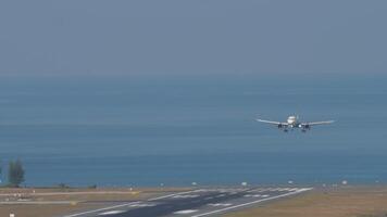 phuket, Tailandia - febrero 13, 2023. chorro avión aterrizaje, conmovedor abajo y frenado a phuket aeropuerto, frente vista. cinematográfico Disparo de vuelo llegando boeing 777 de emiratos esperando a tomar apagado video