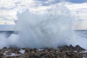 un grande cuerpo de agua con olas foto