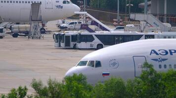 Phuket, Thailand - - November 28, 2019. boeing 777 von aeroflot rollen auf das Runway beim Phuket Flughafen, Thailand. breiter Körper Flugzeug, Nahaufnahme, Seite Sicht. Tafel persönlich Name a. Skrjabin video