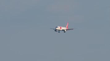 sochi, Rusia - agosto 02, 2022. pasajero avión sukhoi Super Jet de rojo alas es aterrizaje a adler aeropuerto, sochi, largo Disparo video