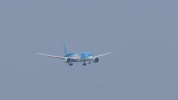 phuket, thailand - februari 22, 2023. skott, boeing 787 dreamliner, g-tuih av tui närmar sig landning på phuket internationell flygplats video