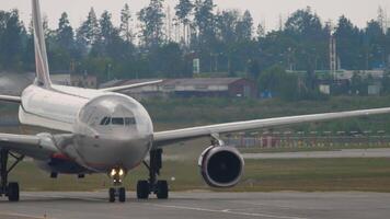 Moskou, Russisch federatie - juli 29, 2021. luchtbus a330 van aeroflot taxiën Bij sheremetyevo, medium schot, voorkant visie. beeldmateriaal vlak Aan de taxi weg. toerisme en reizen concept video