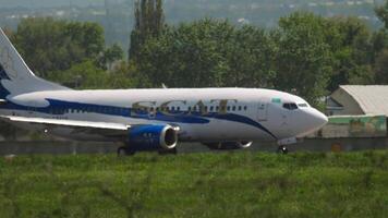 Almaty, Kazakistan - Maggio 5, 2019. metraggio di escrementi boeing 737 rullaggio dopo approdo, in arrivo a almaty internazionale aeroporto, kazakistan, lato Visualizza. video