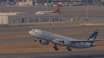 Hong kong - - November 10, 2019. Airbus a330-342, b-hlf von kathay Pazifik ausziehen, starten, abheben, losfahren beim chek Runde kok Flughafen, Hong Kong, Seite Sicht. Passagier Flugzeug Abfahrt video