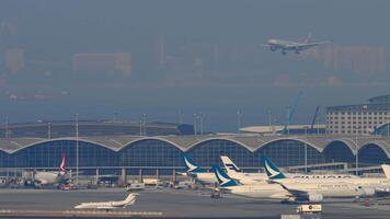 Hong kong - - November 10, 2019. lange Schuss von ein Passagier Flugzeug Airbus a330 von China Fluggesellschaften Annäherung Landung beim chek Runde kok Flughafen, Hong Kong. Reise Konzept. Luftfahrt video